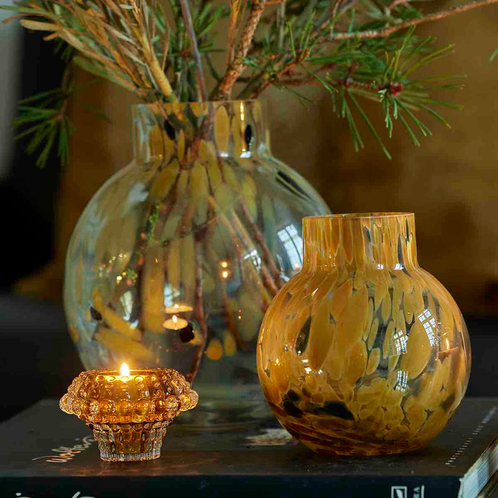 Round vase with spots