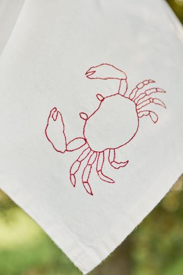 Viskestykke Atlantis – Krabbe Broderi i Butter Cream | 50x70 cm