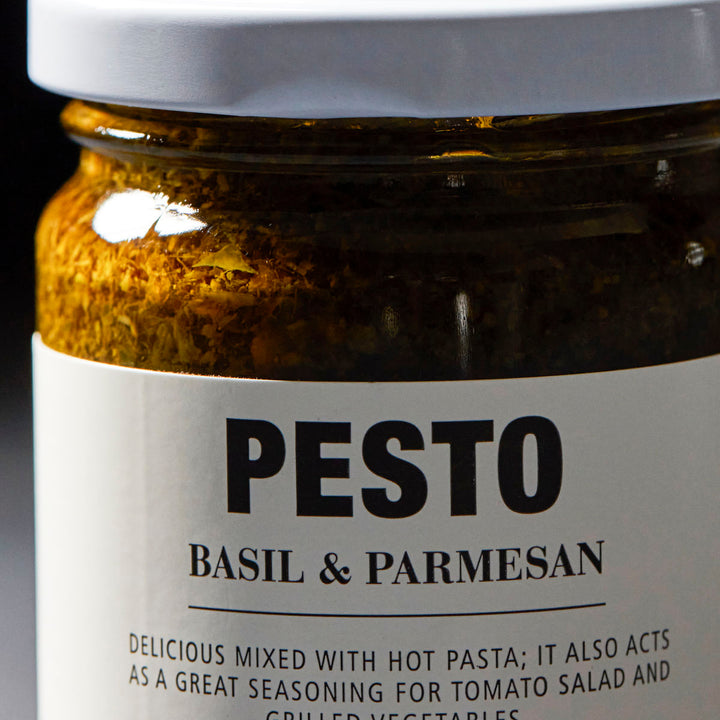 Pesto, Basilikum und Parmesan