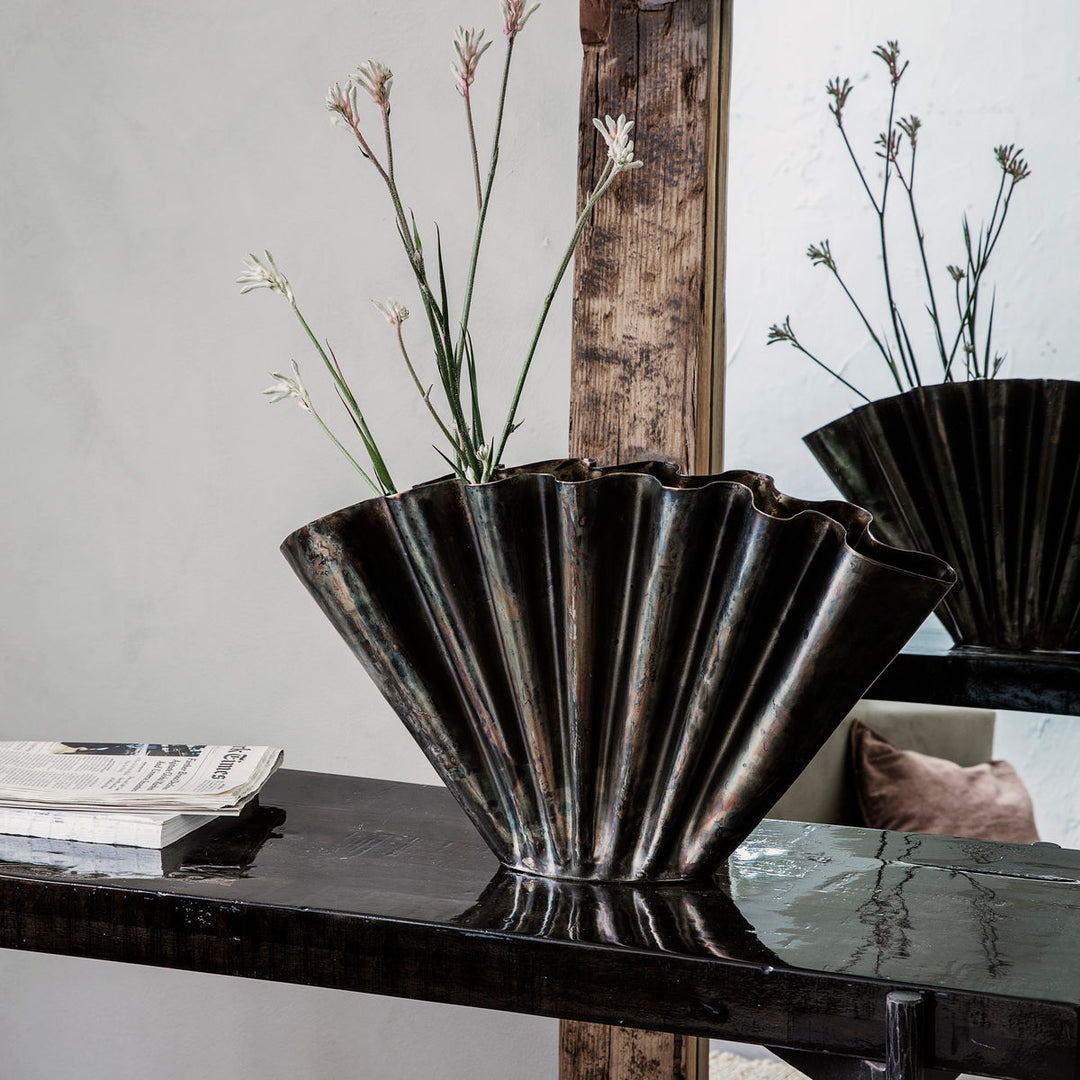 Bølge væg vase i stål m. antik look