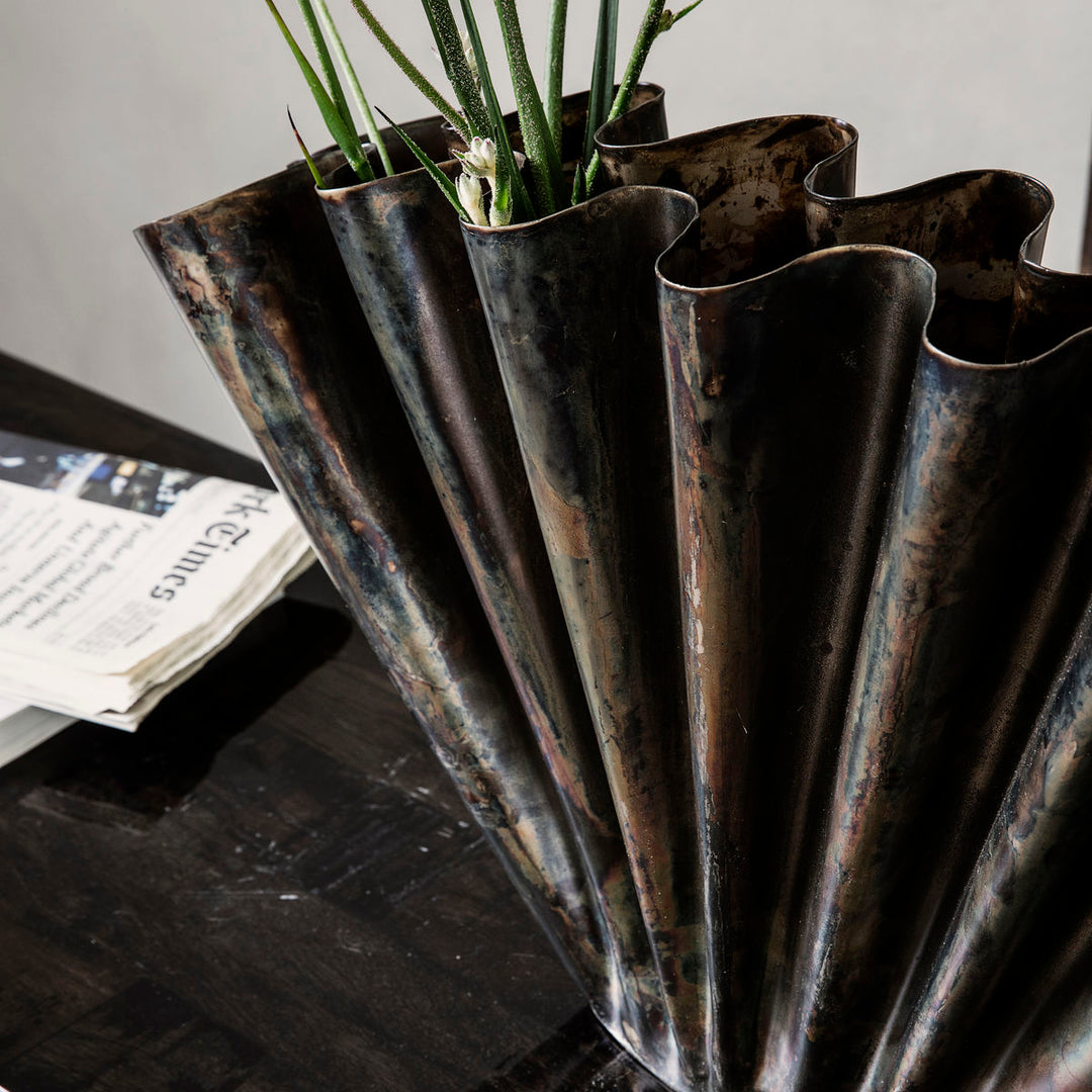 Bølge væg vase i stål m. antik look