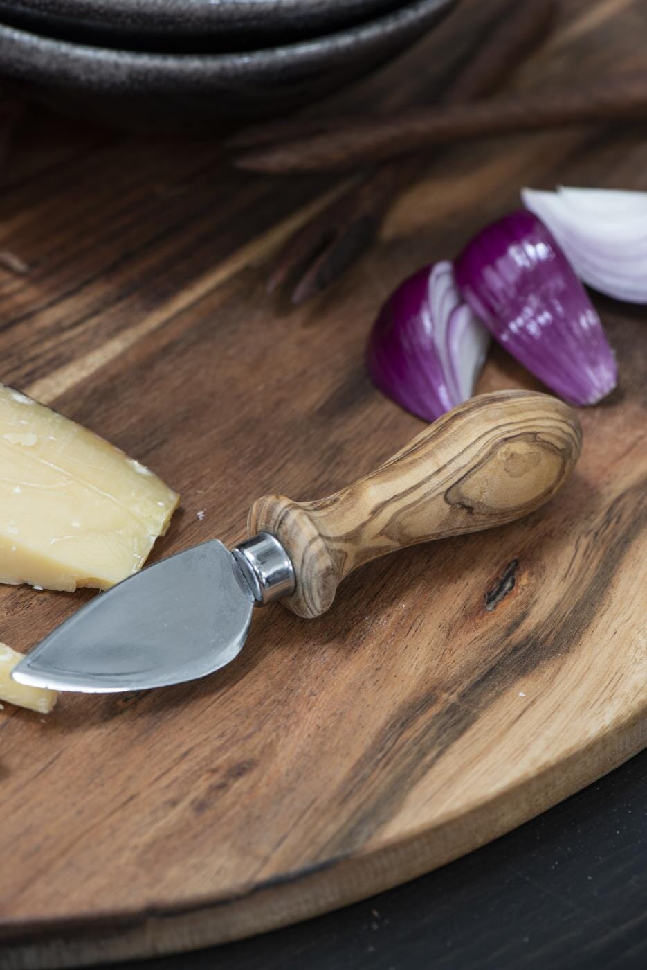 Ostekniv med oliventræskaft Køkkentilbehør Ib Laursen Krusmølle